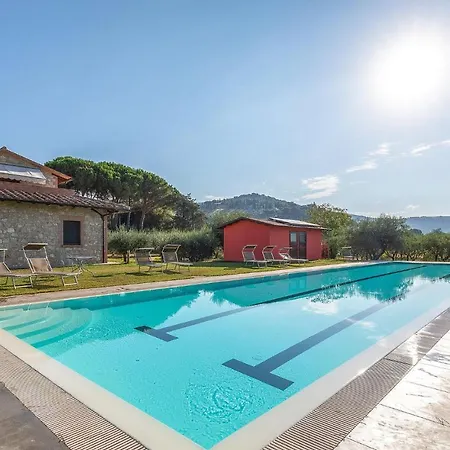6 Bedroom Cozy In Passignano Sul T * Passignano sul Trasimeno