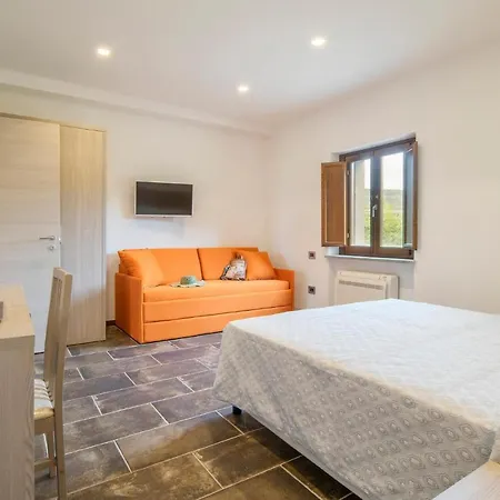 6 Bedroom Cozy In Passignano Sul T * Passignano sul Trasimeno